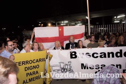 Concentración de la Mesa del Ferrocarril en defensa del tren en Almería. Fotos: Néstor Cánovas.