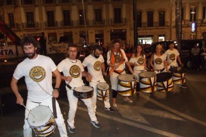 El centro histórico se convierte en la voz de la ‘Noche en Negro’ de Almería. Calles y plazas de la ciudad se llenan de almerienses y 