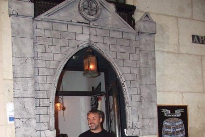 El centro histórico se convierte en la voz de la ‘Noche en Negro’ de Almería. Calles y plazas de la ciudad se llenan de almerienses y 