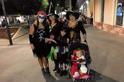 El centro histórico se convierte en la voz de la ‘Noche en Negro’ de Almería. Calles y plazas de la ciudad se llenan de almerienses y 