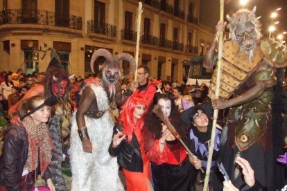 El centro histórico se convierte en la voz de la ‘Noche en Negro’ de Almería. Calles y plazas de la ciudad se llenan de almerienses y 