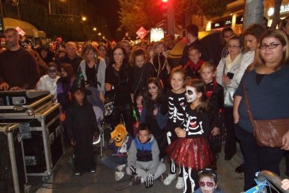 El centro histórico se convierte en la voz de la ‘Noche en Negro’ de Almería. Calles y plazas de la ciudad se llenan de almerienses y 