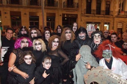 El centro histórico se convierte en la voz de la ‘Noche en Negro’ de Almería. Calles y plazas de la ciudad se llenan de almerienses y 
