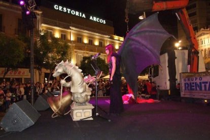 El centro histórico se convierte en la voz de la ‘Noche en Negro’ de Almería. Calles y plazas de la ciudad se llenan de almerienses y 