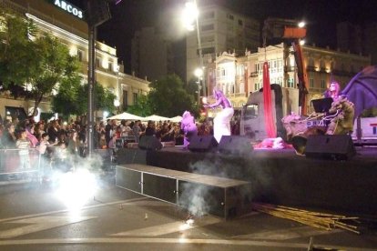 El centro histórico se convierte en la voz de la ‘Noche en Negro’ de Almería. Calles y plazas de la ciudad se llenan de almerienses y 