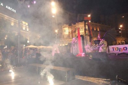 El centro histórico se convierte en la voz de la ‘Noche en Negro’ de Almería. Calles y plazas de la ciudad se llenan de almerienses y 