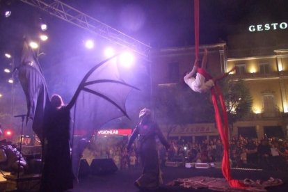El centro histórico se convierte en la voz de la ‘Noche en Negro’ de Almería. Calles y plazas de la ciudad se llenan de almerienses y 