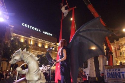 El centro histórico se convierte en la voz de la ‘Noche en Negro’ de Almería. Calles y plazas de la ciudad se llenan de almerienses y 