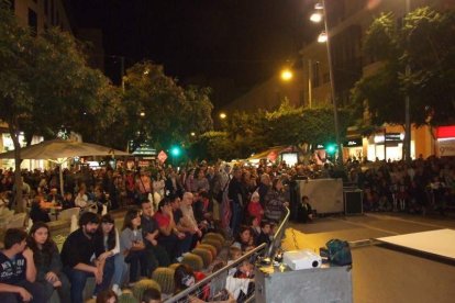 El centro histórico se convierte en la voz de la ‘Noche en Negro’ de Almería. Calles y plazas de la ciudad se llenan de almerienses y 