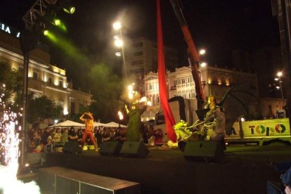 El centro histórico se convierte en la voz de la ‘Noche en Negro’ de Almería. Calles y plazas de la ciudad se llenan de almerienses y 