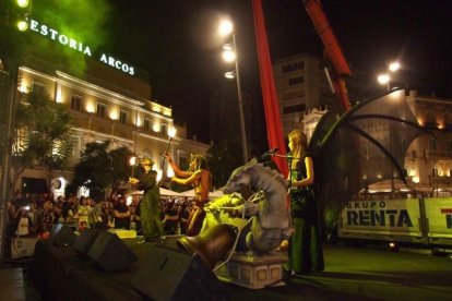 El centro histórico se convierte en la voz de la ‘Noche en Negro’ de Almería. Calles y plazas de la ciudad se llenan de almerienses y 