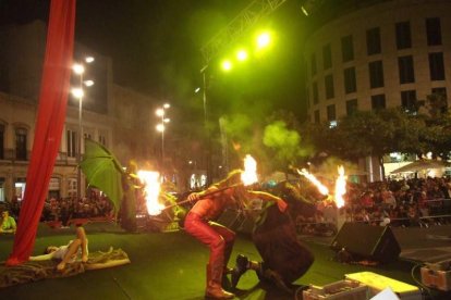 El centro histórico se convierte en la voz de la ‘Noche en Negro’ de Almería. Calles y plazas de la ciudad se llenan de almerienses y 