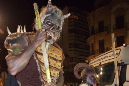 El centro histórico se convierte en la voz de la ‘Noche en Negro’ de Almería. Calles y plazas de la ciudad se llenan de almerienses y 