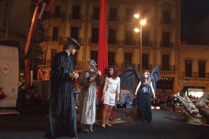 El centro histórico se convierte en la voz de la ‘Noche en Negro’ de Almería. Calles y plazas de la ciudad se llenan de almerienses y 