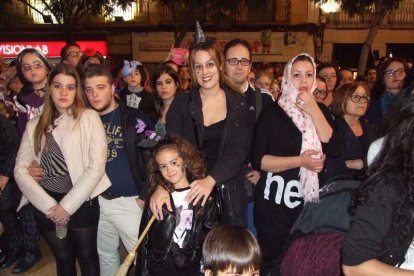 El centro histórico se convierte en la voz de la ‘Noche en Negro’ de Almería. Calles y plazas de la ciudad se llenan de almerienses y 