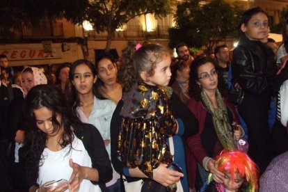 El centro histórico se convierte en la voz de la ‘Noche en Negro’ de Almería. Calles y plazas de la ciudad se llenan de almerienses y 