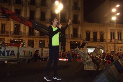 El centro histórico se convierte en la voz de la ‘Noche en Negro’ de Almería. Calles y plazas de la ciudad se llenan de almerienses y 