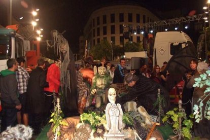 El centro histórico se convierte en la voz de la ‘Noche en Negro’ de Almería. Calles y plazas de la ciudad se llenan de almerienses y 