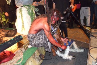 El centro histórico se convierte en la voz de la ‘Noche en Negro’ de Almería. Calles y plazas de la ciudad se llenan de almerienses y 