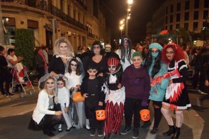 El centro histórico se convierte en la voz de la ‘Noche en Negro’ de Almería. Calles y plazas de la ciudad se llenan de almerienses y 