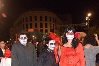 El centro histórico se convierte en la voz de la ‘Noche en Negro’ de Almería. Calles y plazas de la ciudad se llenan de almerienses y 