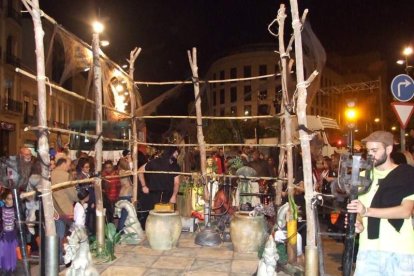 El centro histórico se convierte en la voz de la ‘Noche en Negro’ de Almería. Calles y plazas de la ciudad se llenan de almerienses y 