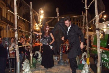 El centro histórico se convierte en la voz de la ‘Noche en Negro’ de Almería. Calles y plazas de la ciudad se llenan de almerienses y 