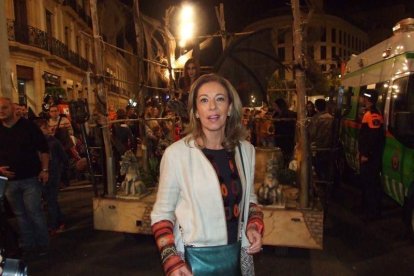 El centro histórico se convierte en la voz de la ‘Noche en Negro’ de Almería. Calles y plazas de la ciudad se llenan de almerienses y 