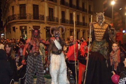 El centro histórico se convierte en la voz de la ‘Noche en Negro’ de Almería. Calles y plazas de la ciudad se llenan de almerienses y 