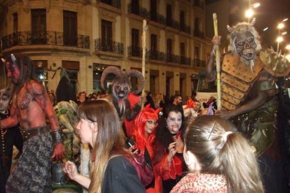 El centro histórico se convierte en la voz de la ‘Noche en Negro’ de Almería. Calles y plazas de la ciudad se llenan de almerienses y 