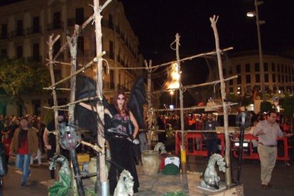 El centro histórico se convierte en la voz de la ‘Noche en Negro’ de Almería. Calles y plazas de la ciudad se llenan de almerienses y 