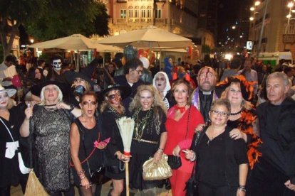 El centro histórico se convierte en la voz de la ‘Noche en Negro’ de Almería. Calles y plazas de la ciudad se llenan de almerienses y 