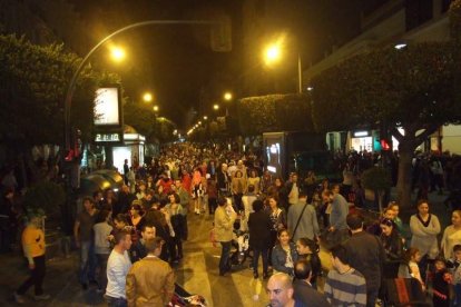 El centro histórico se convierte en la voz de la ‘Noche en Negro’ de Almería. Calles y plazas de la ciudad se llenan de almerienses y 