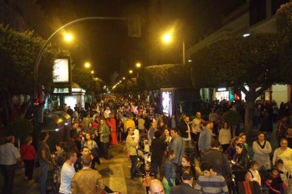 El centro histórico se convierte en la voz de la ‘Noche en Negro’ de Almería. Calles y plazas de la ciudad se llenan de almerienses y 