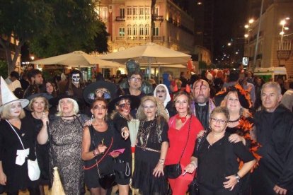 El centro histórico se convierte en la voz de la ‘Noche en Negro’ de Almería. Calles y plazas de la ciudad se llenan de almerienses y 