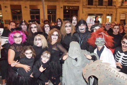 El centro histórico se convierte en la voz de la ‘Noche en Negro’ de Almería. Calles y plazas de la ciudad se llenan de almerienses y 
