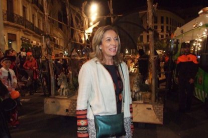 El centro histórico se convierte en la voz de la ‘Noche en Negro’ de Almería. Calles y plazas de la ciudad se llenan de almerienses y 