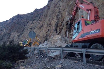 Una de las incidencias más destacables fueron los desprendimientos de grandes rocas en la vía N-340a