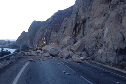 Una de las incidencias más destacables fueron los desprendimientos de grandes rocas en la vía N-340a