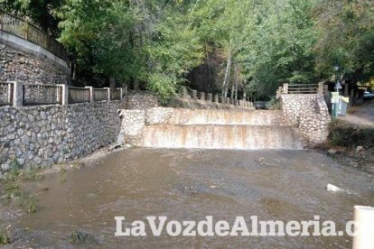 Una de las incidencias más destacables fueron los desprendimientos de grandes rocas en la vía N-340a
