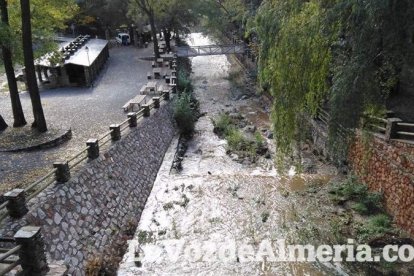 Una de las incidencias más destacables fueron los desprendimientos de grandes rocas en la vía N-340a