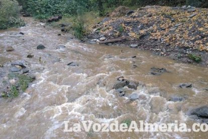 Una de las incidencias más destacables fueron los desprendimientos de grandes rocas en la vía N-340a