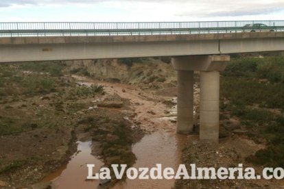 Una de las incidencias más destacables fueron los desprendimientos de grandes rocas en la vía N-340a