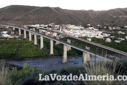 Una de las incidencias más destacables fueron los desprendimientos de grandes rocas en la vía N-340a