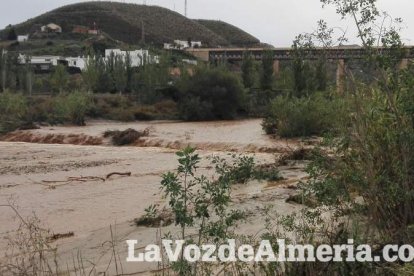 Una de las incidencias más destacables fueron los desprendimientos de grandes rocas en la vía N-340a