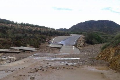Una de las incidencias más destacables fueron los desprendimientos de grandes rocas en la vía N-340a