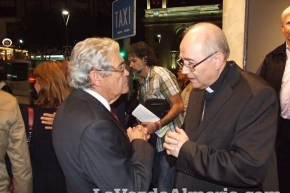 Cáritas inaugura su tienda Koopera Store en la Plaza San Sebastián. Fotos: JA Barrios.