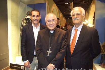 Cáritas inaugura su tienda Koopera Store en la Plaza San Sebastián. Fotos: JA Barrios.