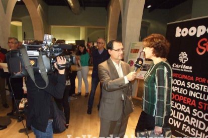 Cáritas inaugura su tienda Koopera Store en la Plaza San Sebastián. Fotos: JA Barrios.