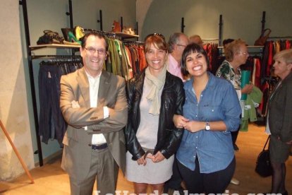 Cáritas inaugura su tienda Koopera Store en la Plaza San Sebastián. Fotos: JA Barrios.